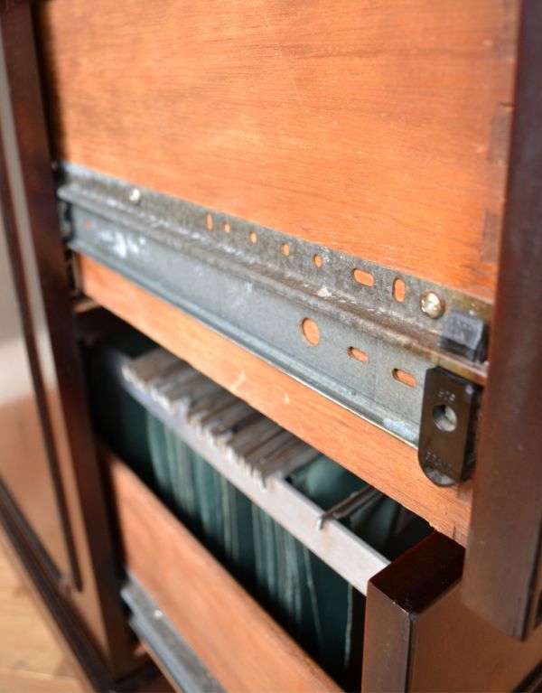 アンティークのチェスト　アンティーク家具　マホガニー材のアンティーク英国家具、ファイリングキャビネット。２段ともスライドレールが付いています。(q-566-f)