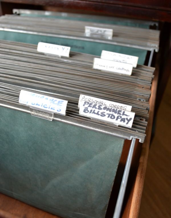 アンティークのチェスト　アンティーク家具　マホガニー材のアンティーク英国家具、ファイリングキャビネット。ファイルに付けられていたタグも残っていました。(q-566-f)