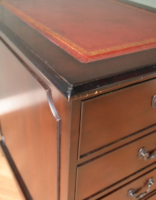 アンティークのチェスト　アンティーク家具　マホガニー材のアンティーク英国家具、ファイリングキャビネット。広い天板は作業がしやすくて重宝しますよ！きちんとお直ししているので、天板もキレイな状態です。(q-566-f)