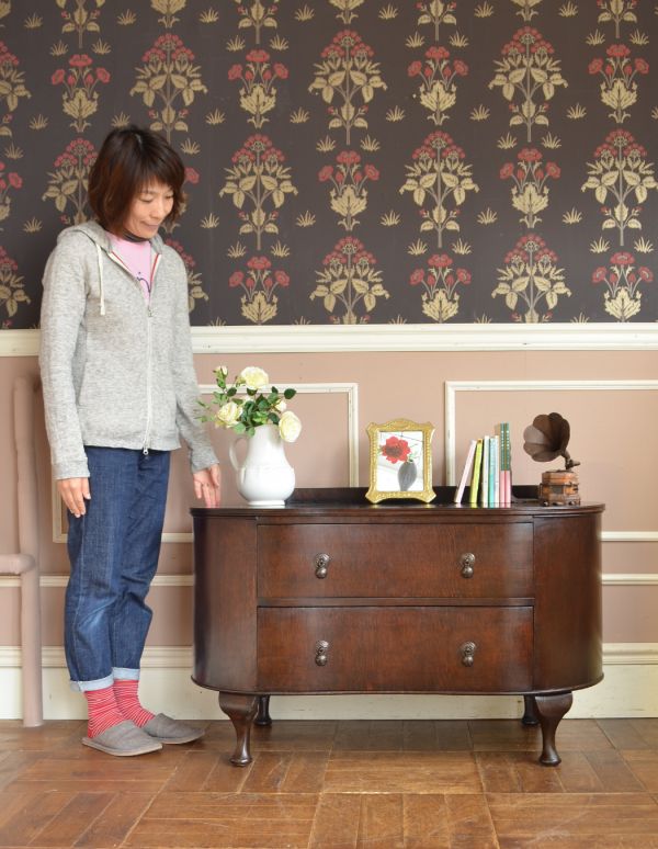 アンティークのチェスト アンティーク家具 優雅な雰囲気漂う小ぶりな2段チェスト、アンティーク英国家具。高級感があって女性らしい優しい曲線。(q-572-f)