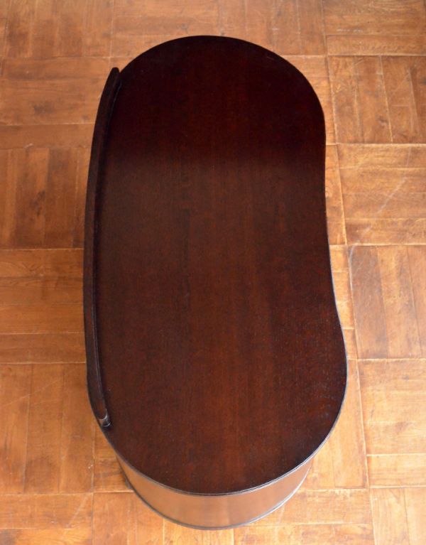 アンティークのチェスト アンティーク家具 優雅な雰囲気漂う小ぶりな2段チェスト、アンティーク英国家具。天板も木目がとってもキレイです。(q-572-f)