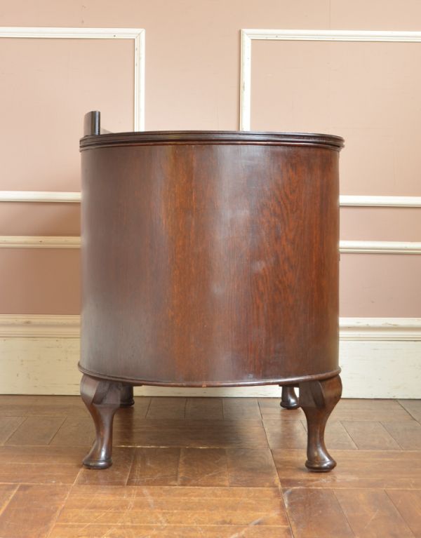 アンティークのチェスト アンティーク家具 優雅な雰囲気漂う小ぶりな2段チェスト、アンティーク英国家具。サイドから見ても絵になります。(q-572-f)