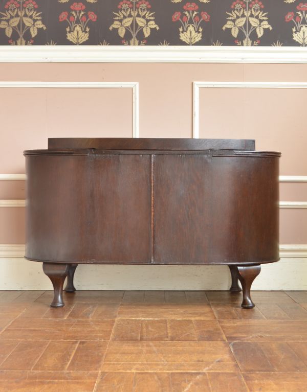 アンティークのチェスト アンティーク家具 優雅な雰囲気漂う小ぶりな2段チェスト、アンティーク英国家具。アンティークは新品ではないので、経年変化によるキズはありますが、専門の職人によって目立たないようにキレイにお直しをしています。(q-572-f)