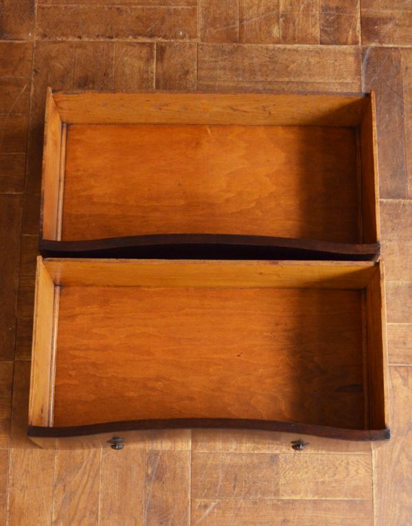 アンティークのチェスト アンティーク家具 優雅な雰囲気漂う小ぶりな2段チェスト、アンティーク英国家具。引き出しは2杯。(q-572-f)