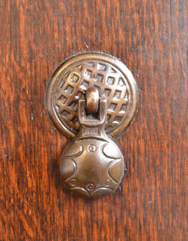 アンティークのチェスト アンティーク家具 優雅な雰囲気漂う小ぶりな2段チェスト、アンティーク英国家具。アンティークならではの重厚感のある取っ手です。(q-572-f)