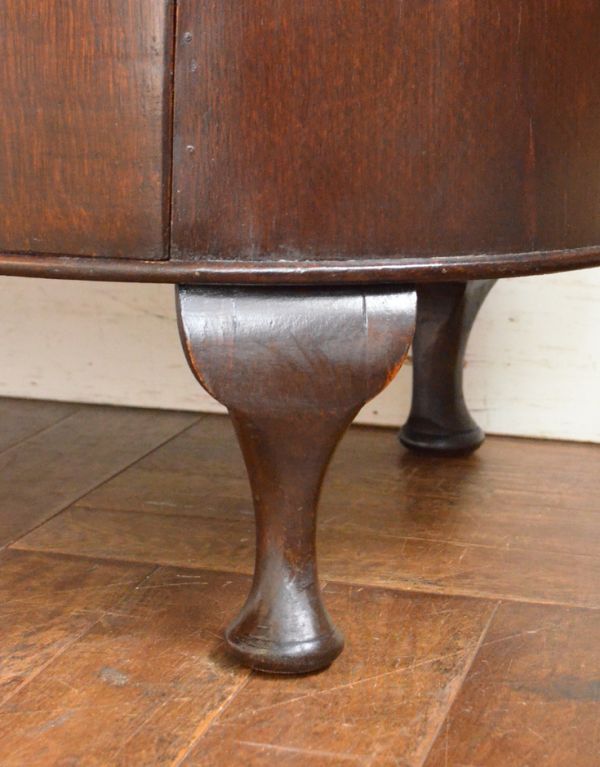 アンティークのチェスト アンティーク家具 優雅な雰囲気漂う小ぶりな2段チェスト、アンティーク英国家具。上品なラインの脚がしっかりとキャビネットを支えます。(q-572-f)