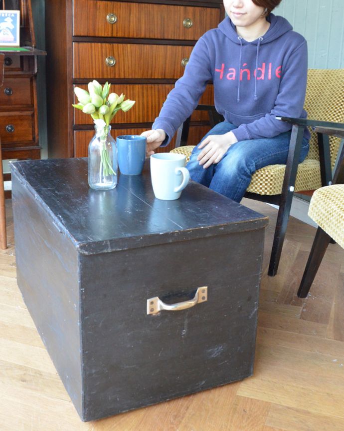 ブランケットボックス・収納ボックス　アンティーク家具　シャープなデザインのアンティーク家具、ブラック色のブランケットボックス。いろんな使い方が出来る便利なBOXわが家ではソファの横に置いているのですが、お友達が来た時は、ソファの前に。(q-582-f)