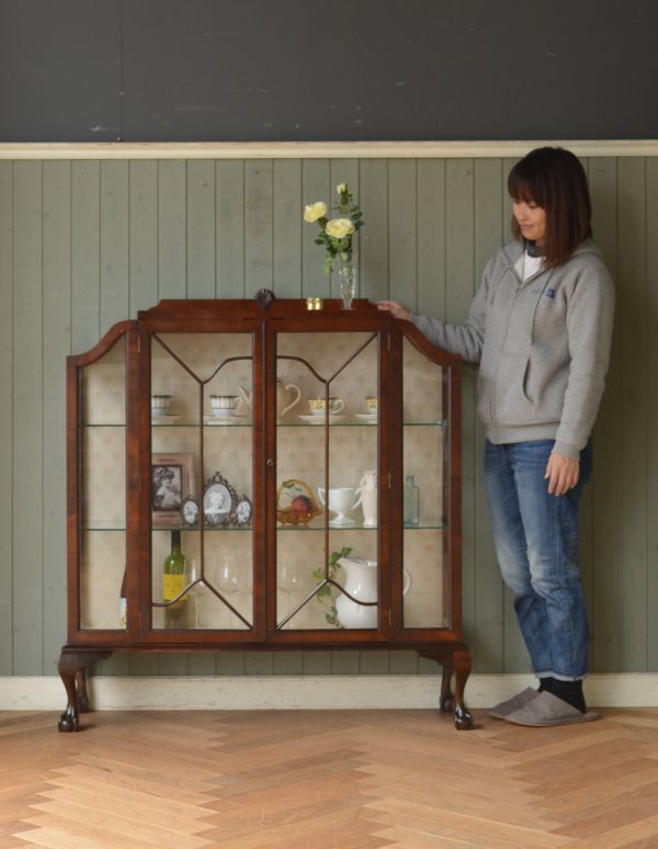 アンティークのキャビネット アンティーク家具 アンティークの英国スタイルの家具、マホガニー材のガラスキャビネット。本棚としてはもちろん、グラスや食器を並べて飾り棚としても素敵ですよ。(q-583-f)