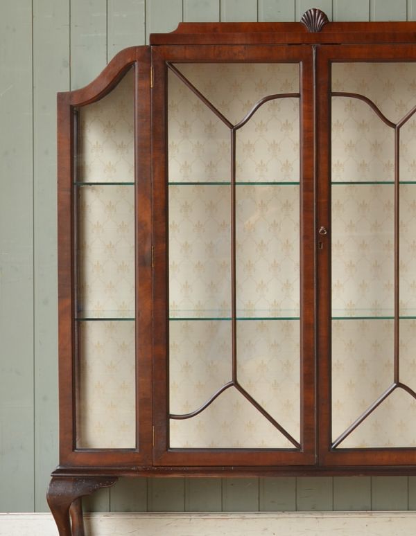 アンティークのキャビネット アンティーク家具 アンティークの英国スタイルの家具、マホガニー材のガラスキャビネット。アンティークのガラスがキレイにはめ込んであります。(q-583-f)