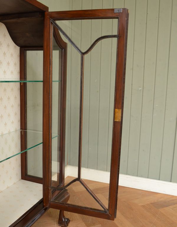 アンティークのキャビネット アンティーク家具 アンティークの英国スタイルの家具、マホガニー材のガラスキャビネット。木の装飾が上品なアクセントになっています。(q-583-f)