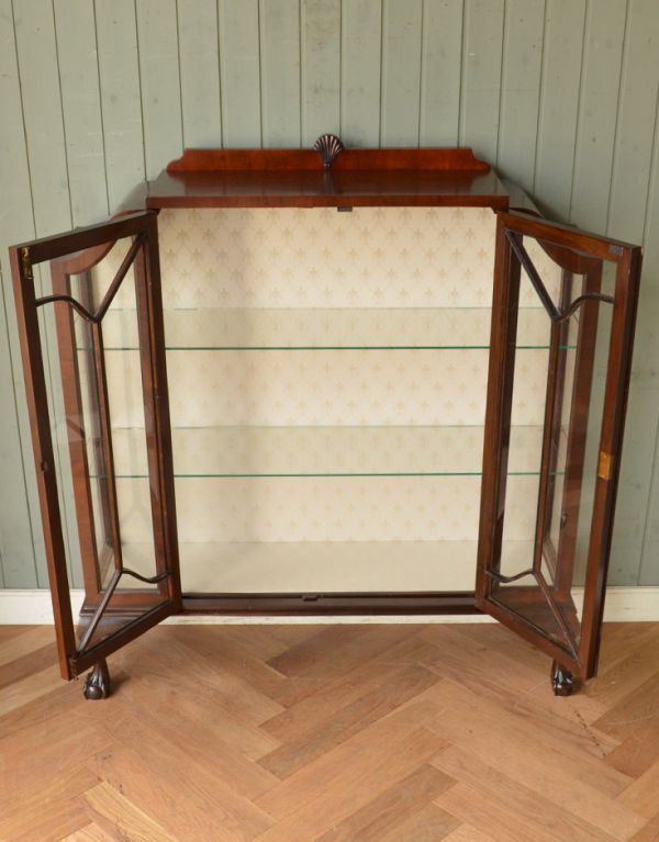アンティークのキャビネット アンティーク家具 アンティークの英国スタイルの家具、マホガニー材のガラスキャビネット。両開きで出し入れもしやすいですよ。(q-583-f)