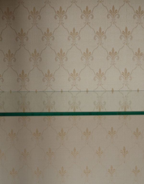 アンティークのキャビネット アンティーク家具 アンティークの英国スタイルの家具、マホガニー材のガラスキャビネット。背板に貼られたクロスは新しいものに張り替えました。(q-583-f)