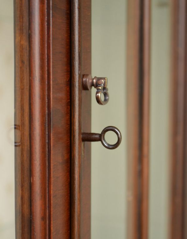 アンティークのキャビネット アンティーク家具 アンティークの英国スタイルの家具、マホガニー材のガラスキャビネット。小さな取っ手も付いています。(q-583-f)