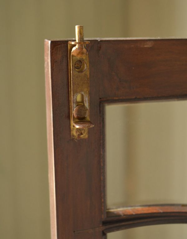 アンティークのキャビネット アンティーク家具 アンティークの英国スタイルの家具、マホガニー材のガラスキャビネット。扉を留めるためのストッパーも当時のものです。(q-583-f)