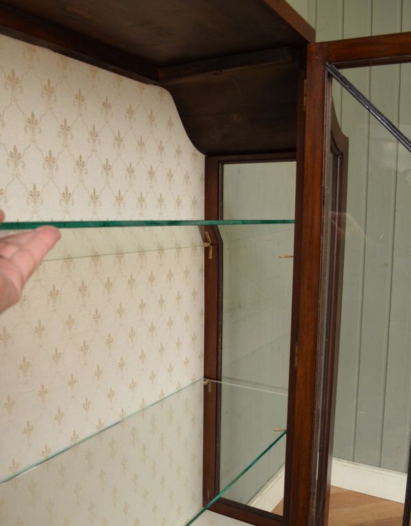 アンティークのキャビネット アンティーク家具 アンティークの英国スタイルの家具、マホガニー材のガラスキャビネット。ガラスの棚板は可動です。(q-583-f)