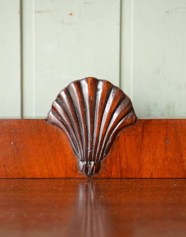 アンティークのキャビネット アンティーク家具 アンティークの英国スタイルの家具、マホガニー材のガラスキャビネット。風格と品があるので、リビングはもちろん、和室や書斎、客間にも最適。(q-583-f)