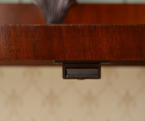 アンティークのキャビネット アンティーク家具 アンティークの英国スタイルの家具、マホガニー材のガラスキャビネット。扉にはマグネットが付いているので、開け閉めがスムーズです。(q-583-f)