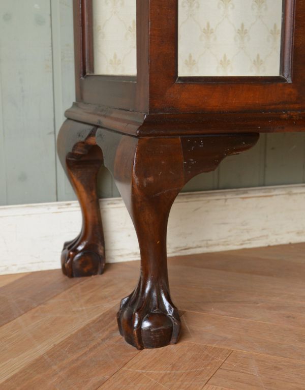 アンティークのキャビネット アンティーク家具 アンティークの英国スタイルの家具、マホガニー材のガラスキャビネット。しっかりとした安定感があります。(q-583-f)