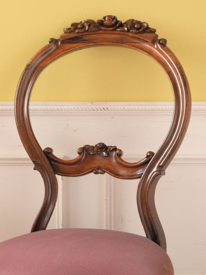 背もたれが美しいアンティークの椅子