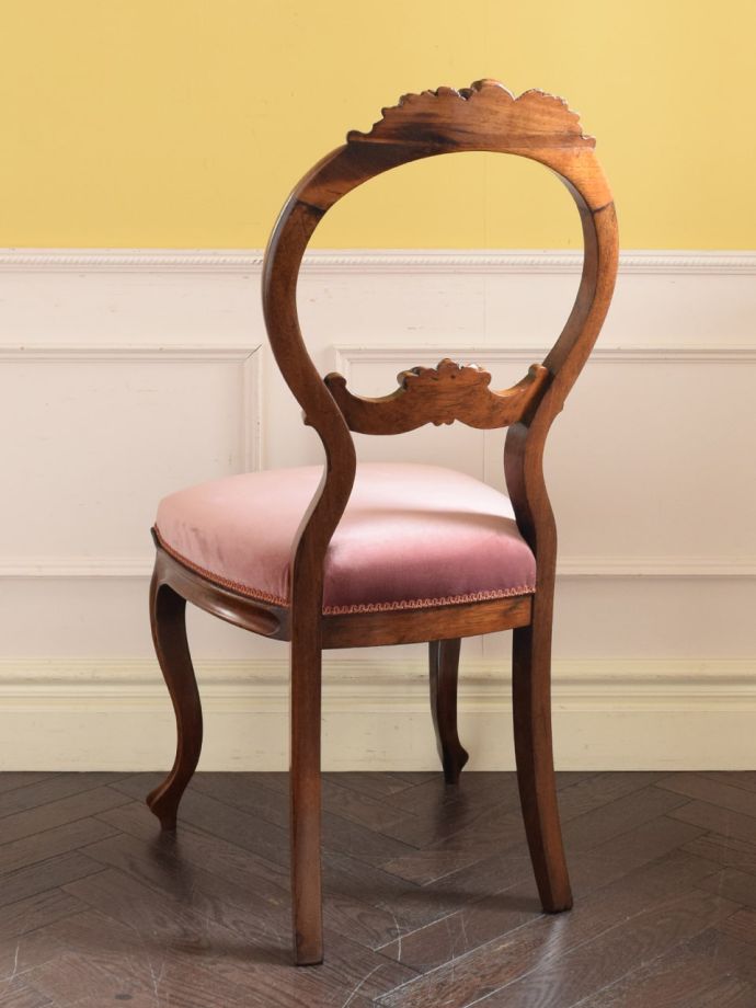 アンティークのサロンチェアの後ろ姿