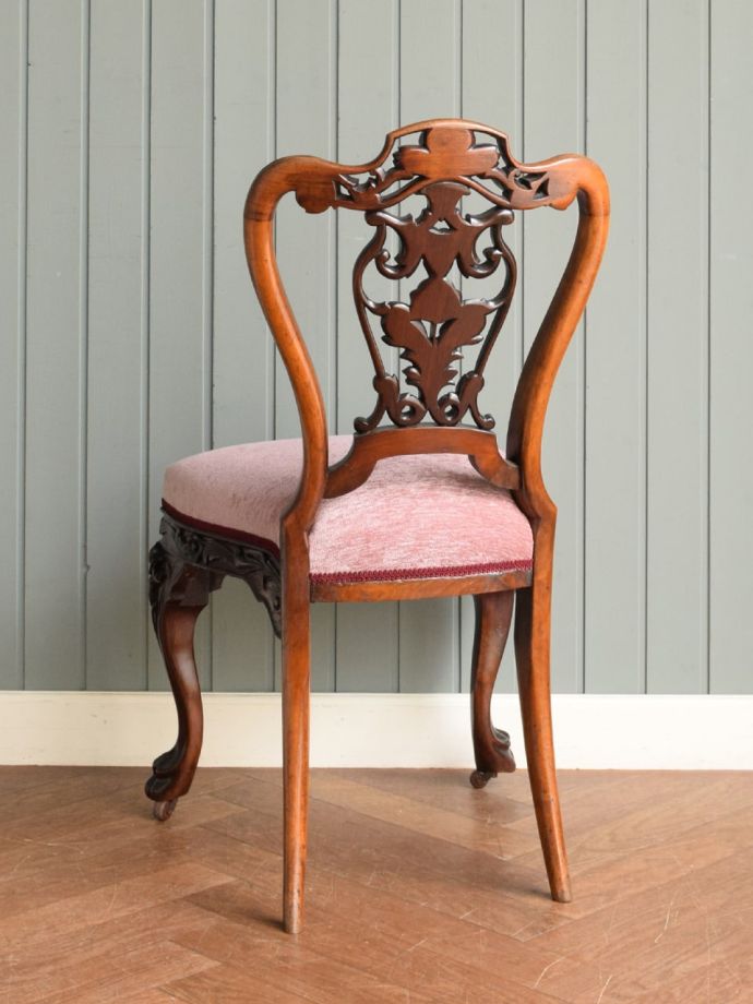 アンティークのサロンチェアの後ろ姿