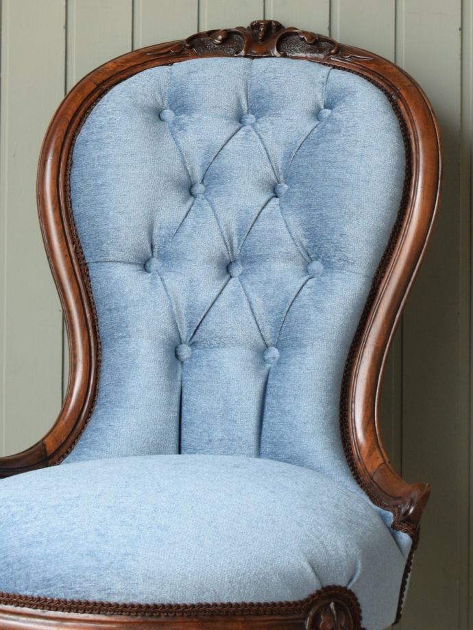 背もたれが美しいアンティークの椅子