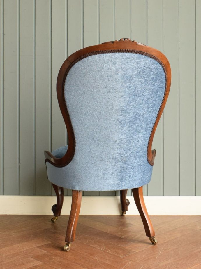 アンティークのパーソナルチェアの後ろ姿