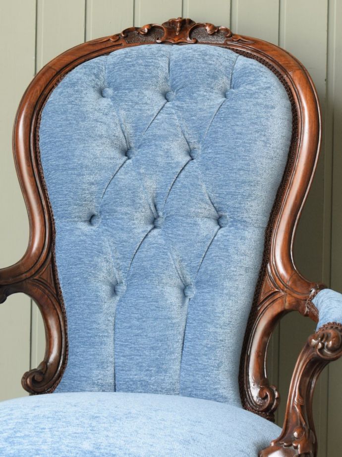 背もたれが美しいアンティークの椅子