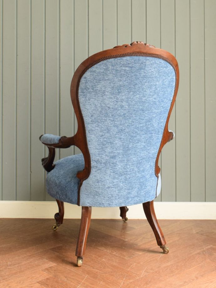 アンティークのパーソナルチェアの後ろ姿