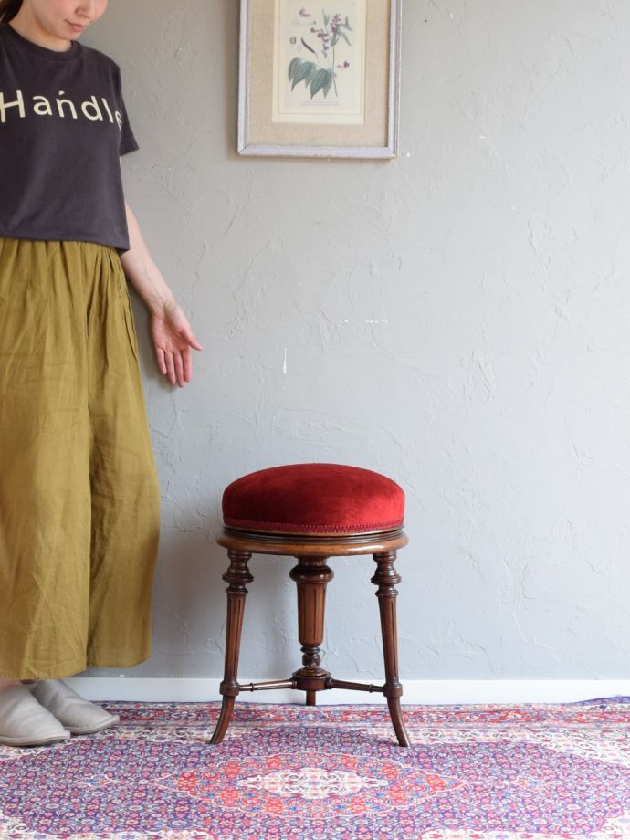 アンティークのピアノスツール