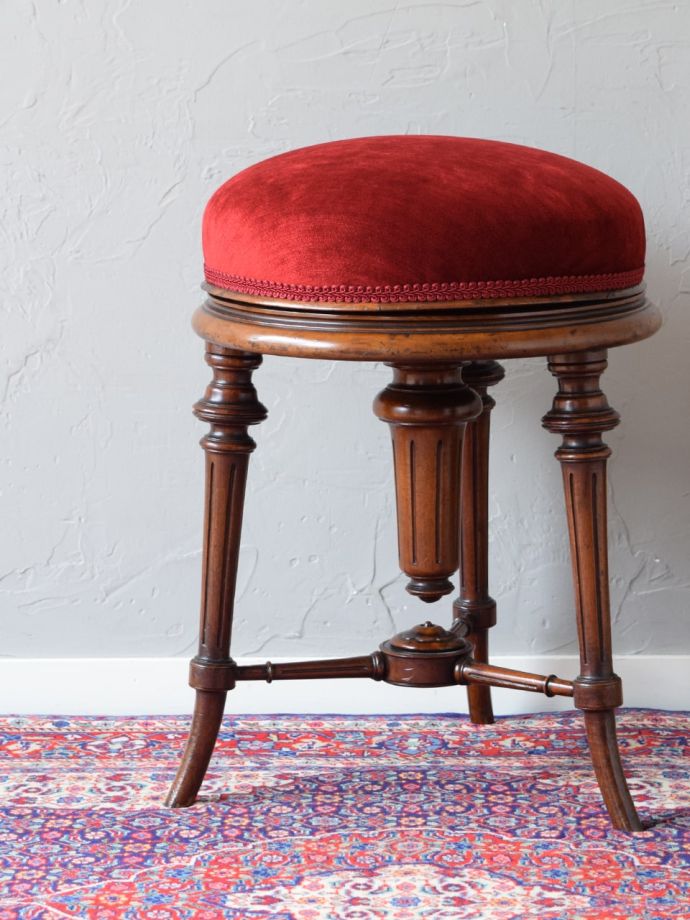 アンティークの椅子らしい美しい装飾