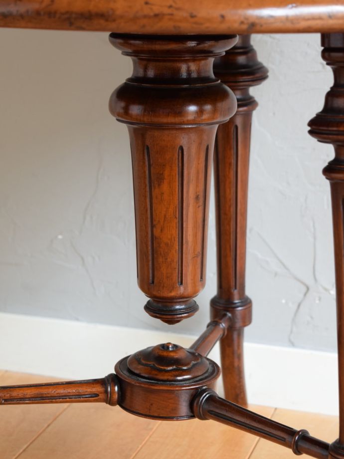 アンティークスツールの装飾