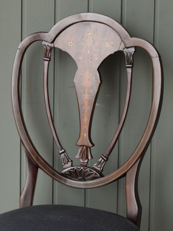 背もたれが美しいアンティークの椅子