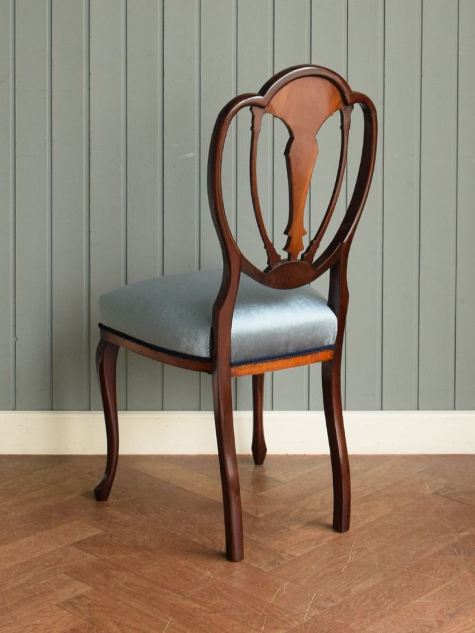 アンティークのサロンチェアの後ろ姿