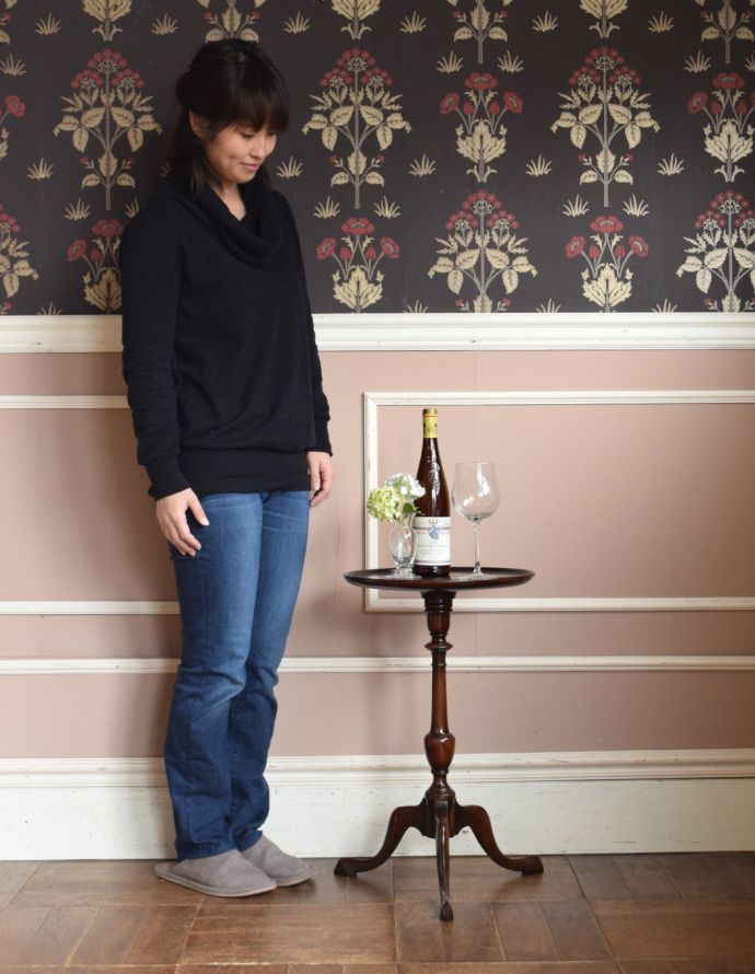 アンティークのテーブル アンティーク家具 木製の丸いイギリスアンティーク家具、ワインテーブル(オケージョナルテーブル)。移動もラクラク!どこでも使える小さなテーブル持ち運び便利なワインテーブル。(q-598-f)