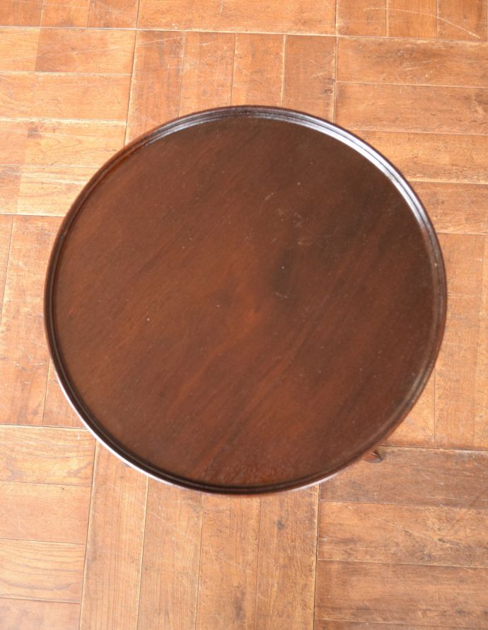 アンティークのテーブル アンティーク家具 木製の丸いイギリスアンティーク家具、ワインテーブル(オケージョナルテーブル)。天板を上から見ると・・・天板はこんな感じで、ちょっとしたものを乗せて使うのに便利なサイズです。(q-598-f)