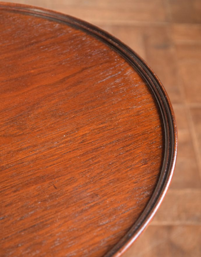 アンティークのテーブル アンティーク家具 木製の丸いイギリスアンティーク家具、ワインテーブル(オケージョナルテーブル)。近づいて見てみると・・・天板の周りもアンティークらしく美しいデザイン。(q-598-f)