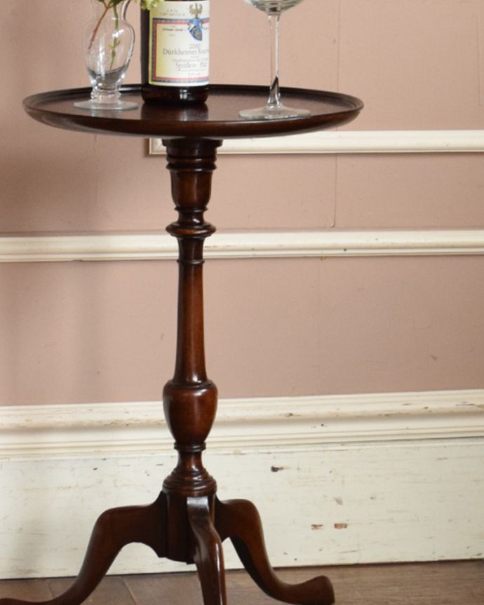 アンティークのテーブル アンティーク家具 木製の丸いイギリスアンティーク家具、ワインテーブル(オケージョナルテーブル)。小さくてもアンティークの気品タップリ。(q-598-f)