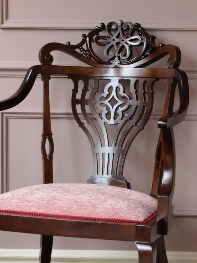 英国で見つけた美しいアンティークの椅子、お花模様の透かし彫りが入っ