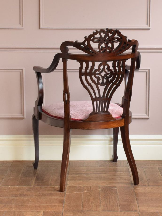 英国で見つけた美しいアンティークの椅子、お花模様の透かし彫りが入っ