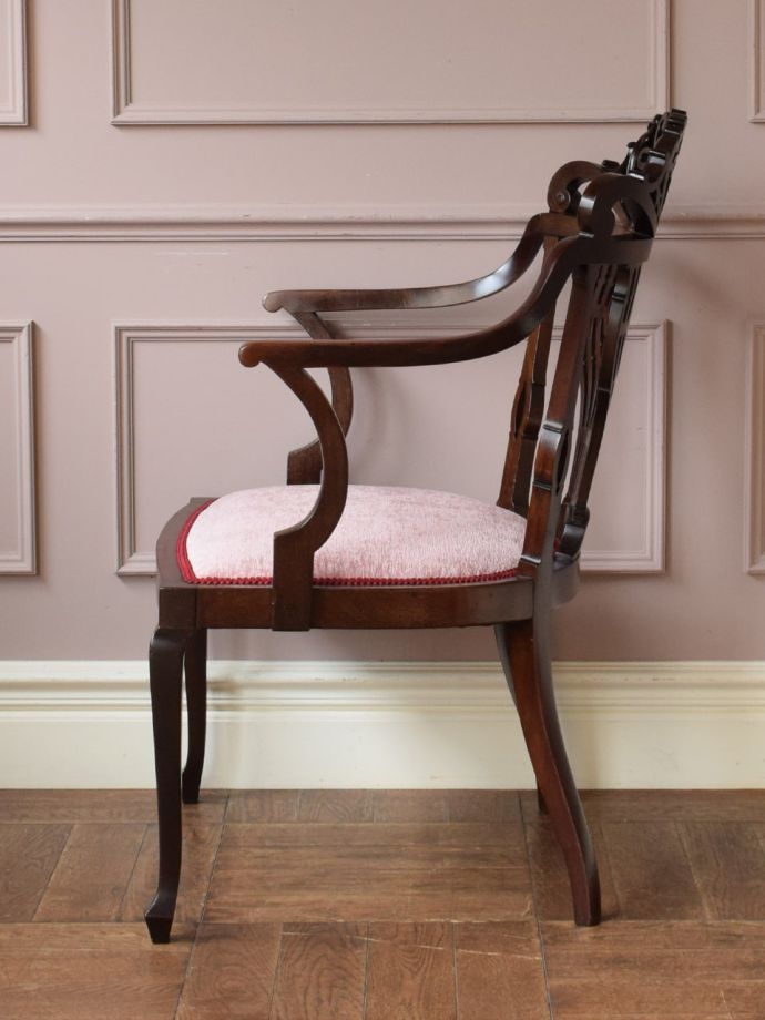 英国で見つけた美しいアンティークの椅子、お花模様の透かし彫りが入っ