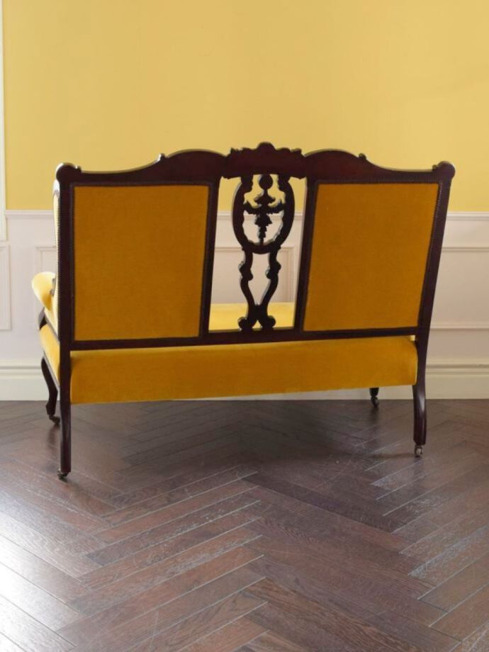 アンティークのセティの後ろ姿