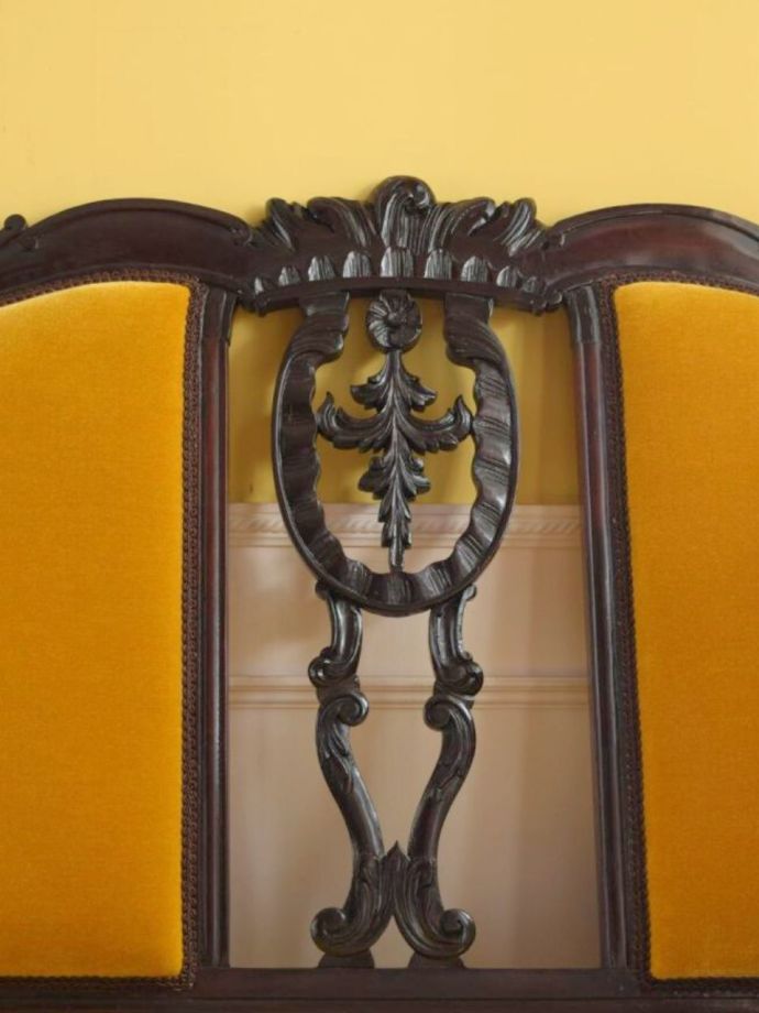 英国アンティーク家具らしい装飾