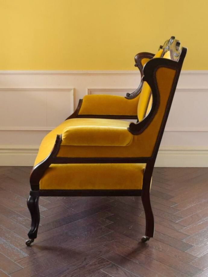 アンティークのソファの側面