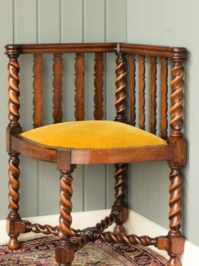 背もたれが美しいアンティークの椅子