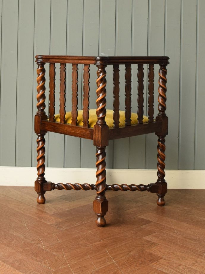 アンティークのコーナーチェアの後ろ姿