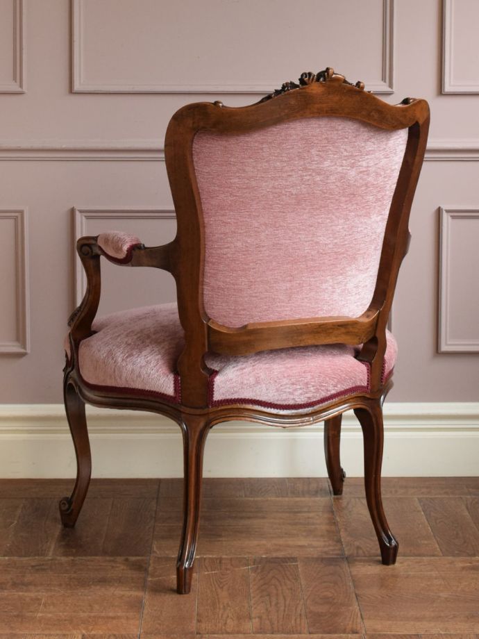 アンティークのパーソナルチェアの後ろ姿