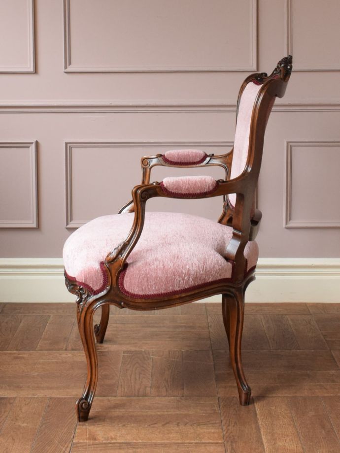 アンティークの椅子の側面