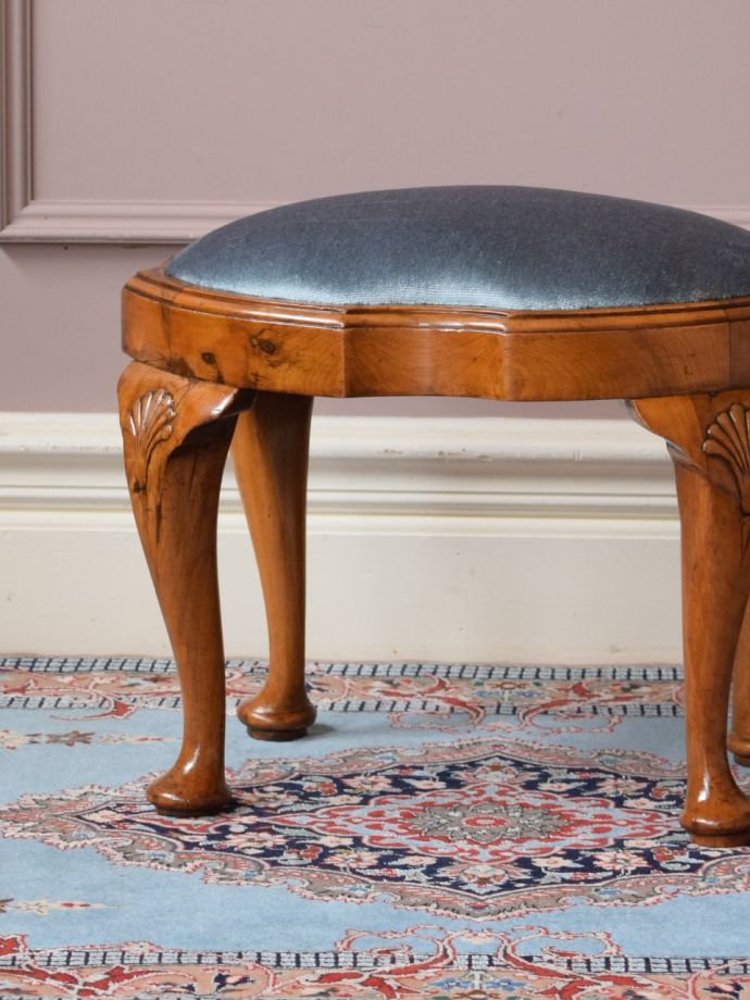 アンティークの椅子らしい美しい装飾