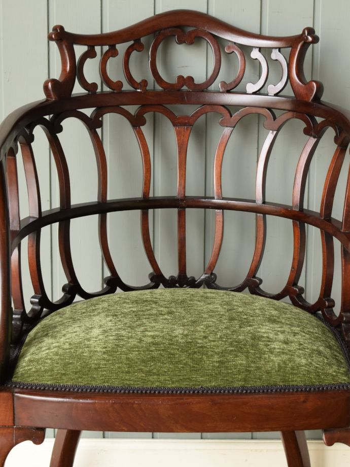 背もたれが美しいアンティークの椅子